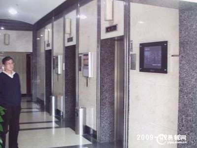 地鐵3-4-9號線交匯，景鴻大樓112平精裝辦公空間，家具全配，即刻入駐